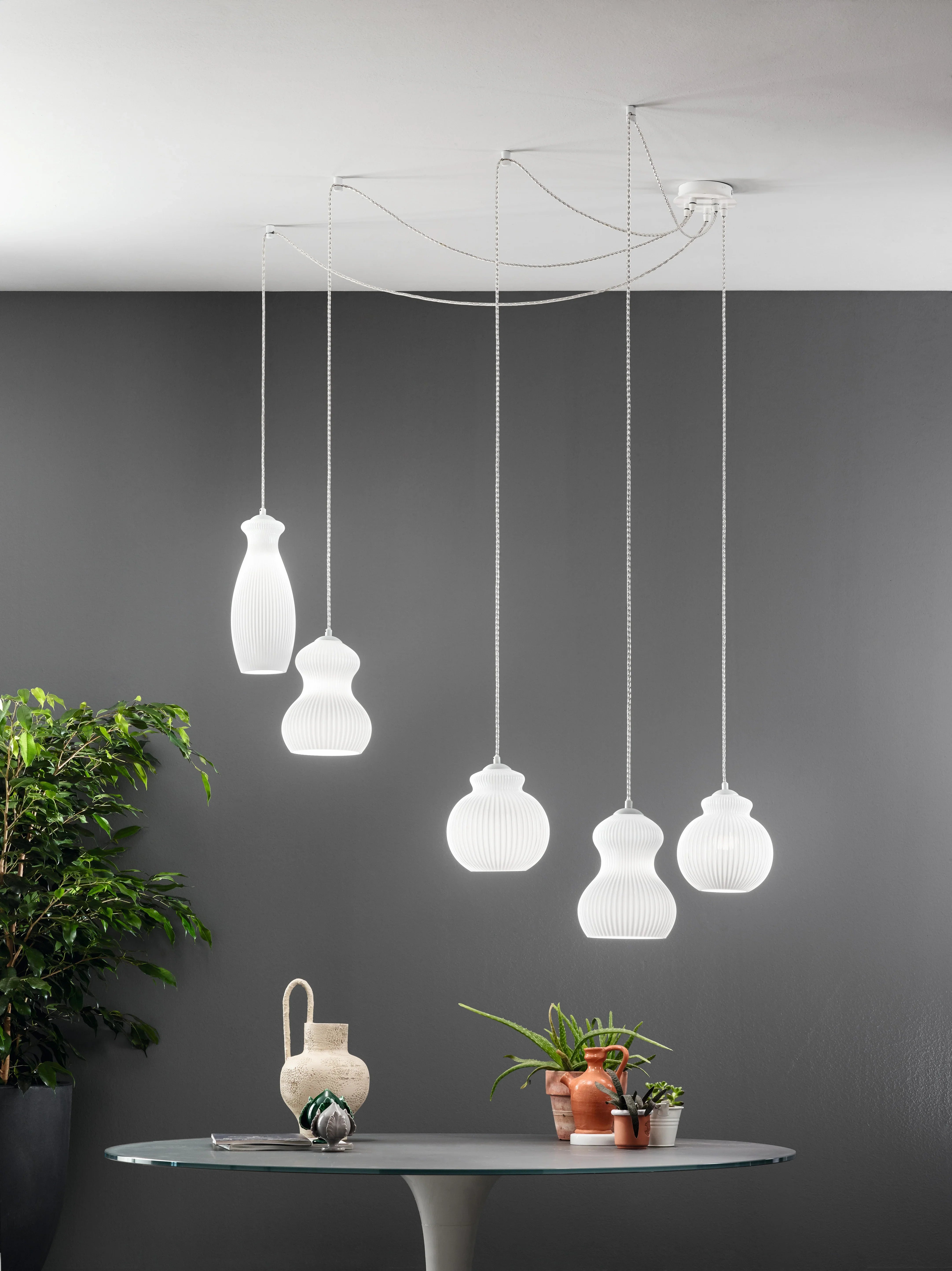 Lampada a sospensione Ramo a ragno 5 luci, vetri bianchi, in ambiente - Lumiavera