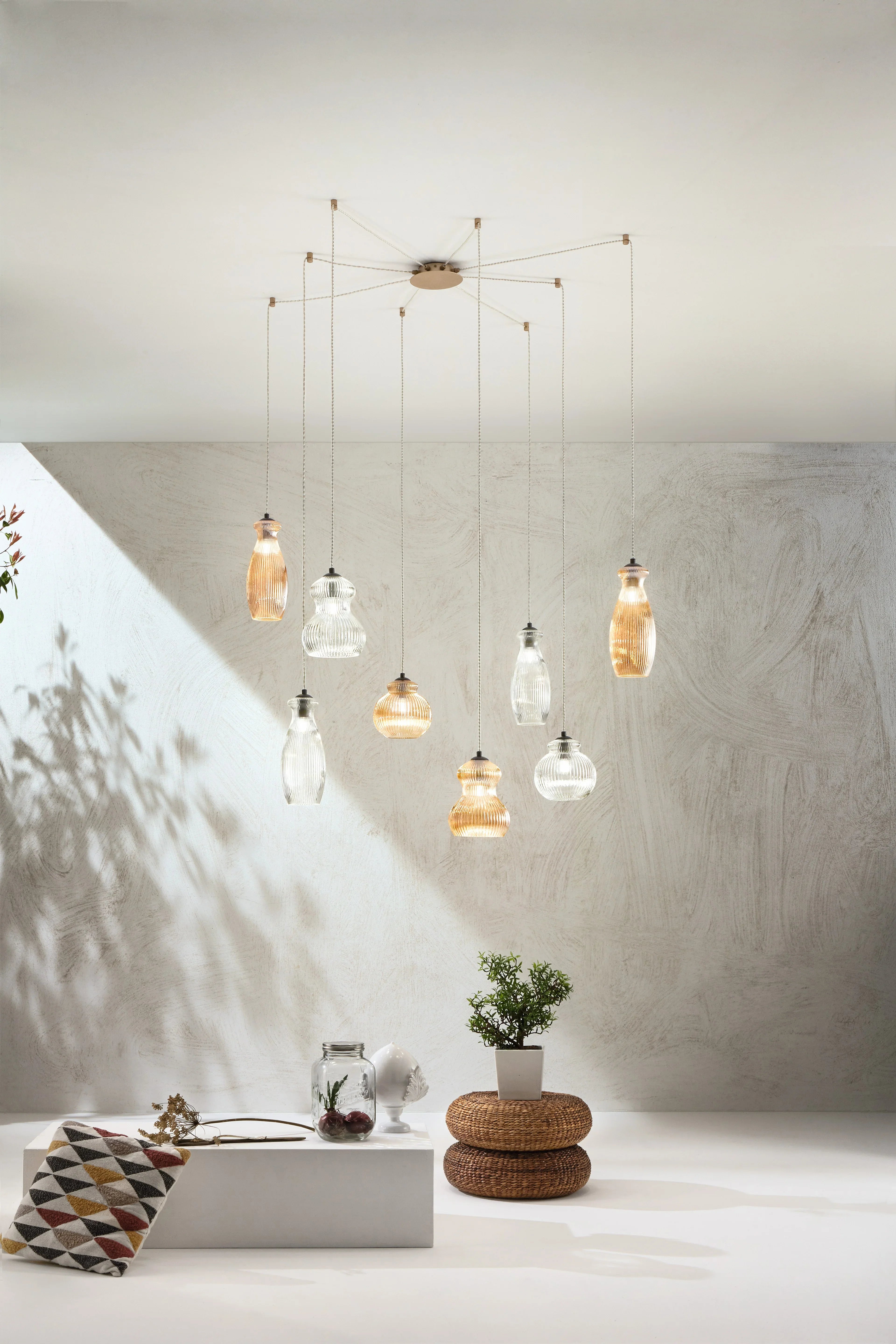 Lampada a sospensione Ramo a ragno 8 luci, vetri ambra e trasparenti, in ambiente - Lumiavera