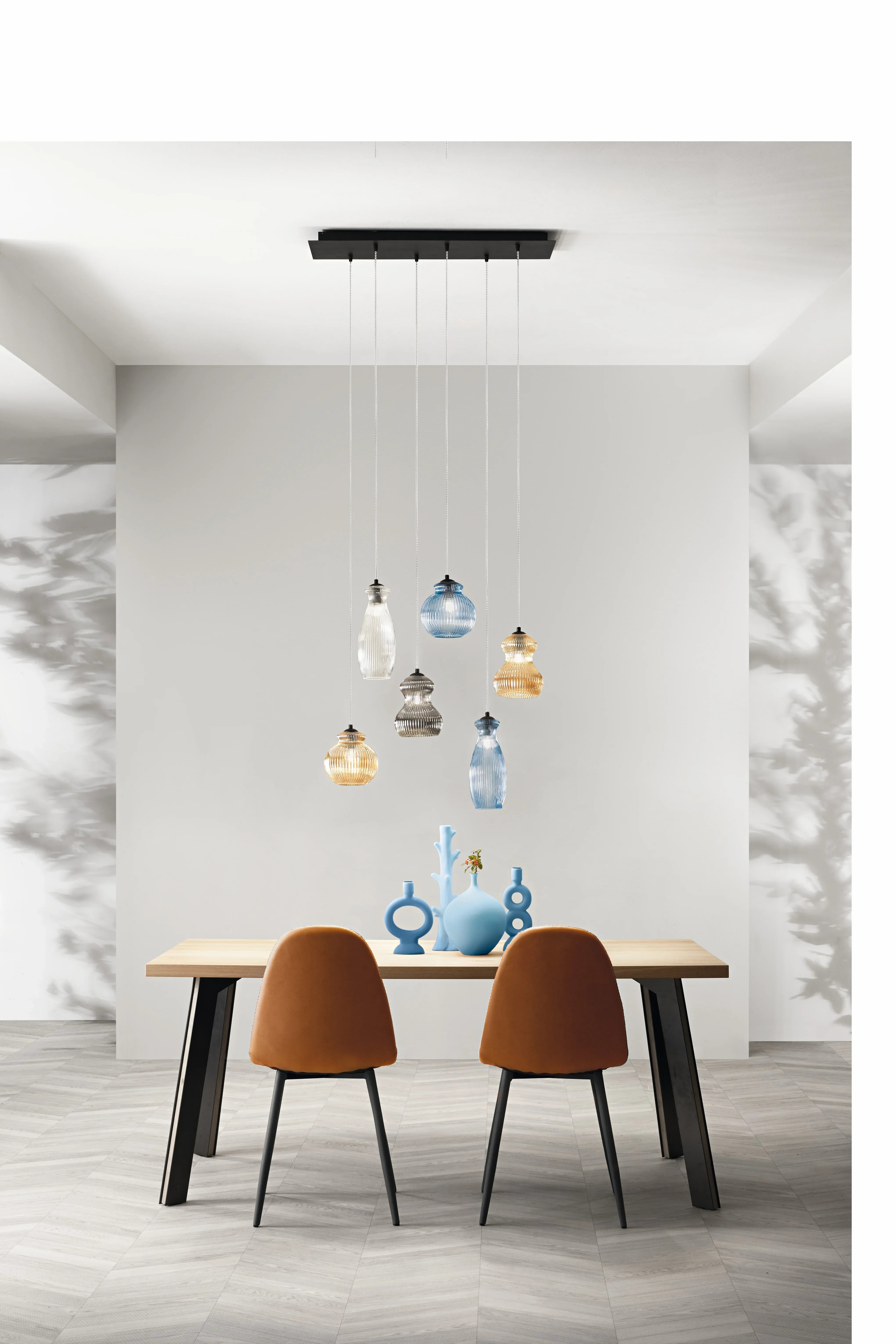 Lampada a sospensione Ramo a 6 luci, vetri multicolor, in ambiente - Lumiavera