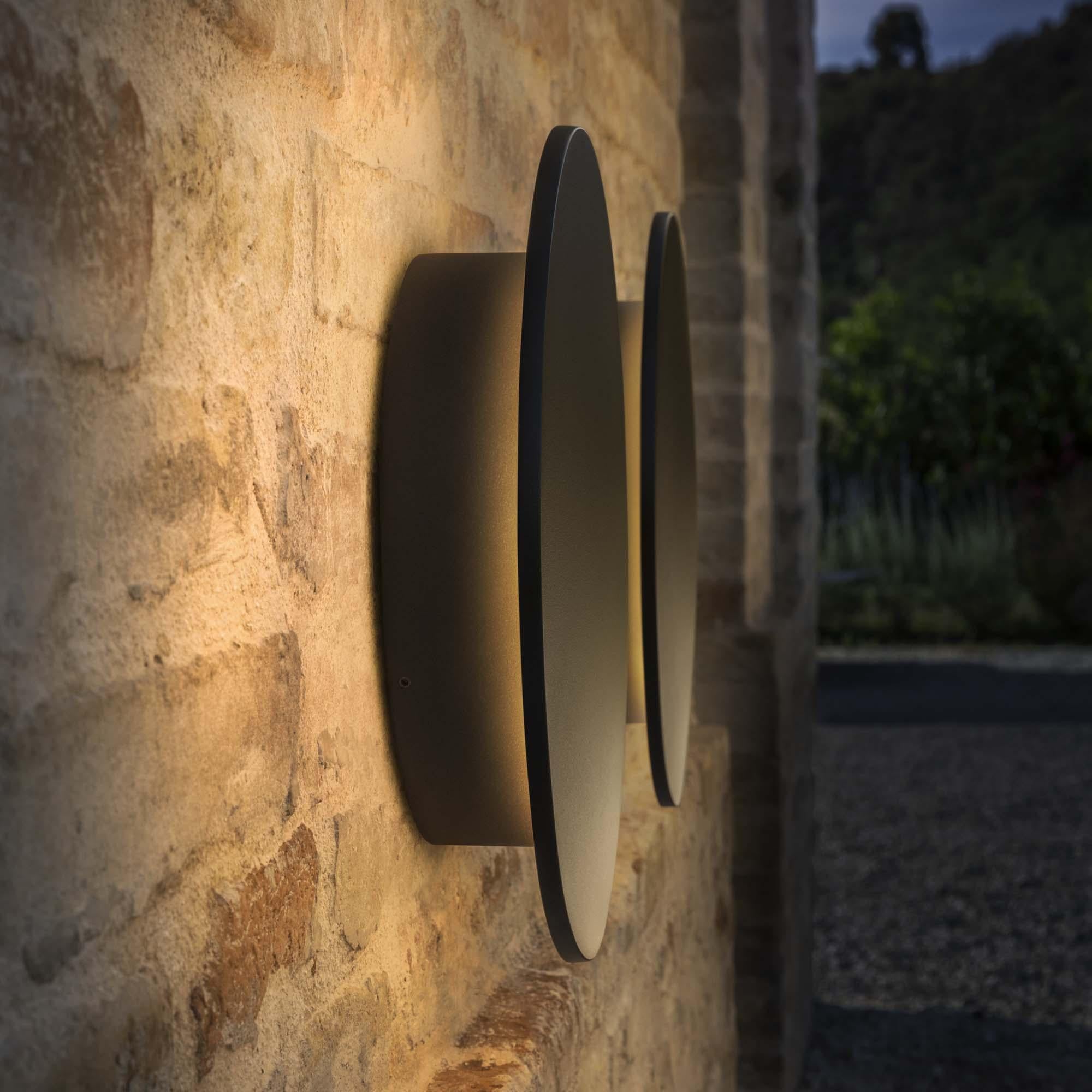 Lampada da parete da esterno Sirio, ambientazione notturna - Lumiavera