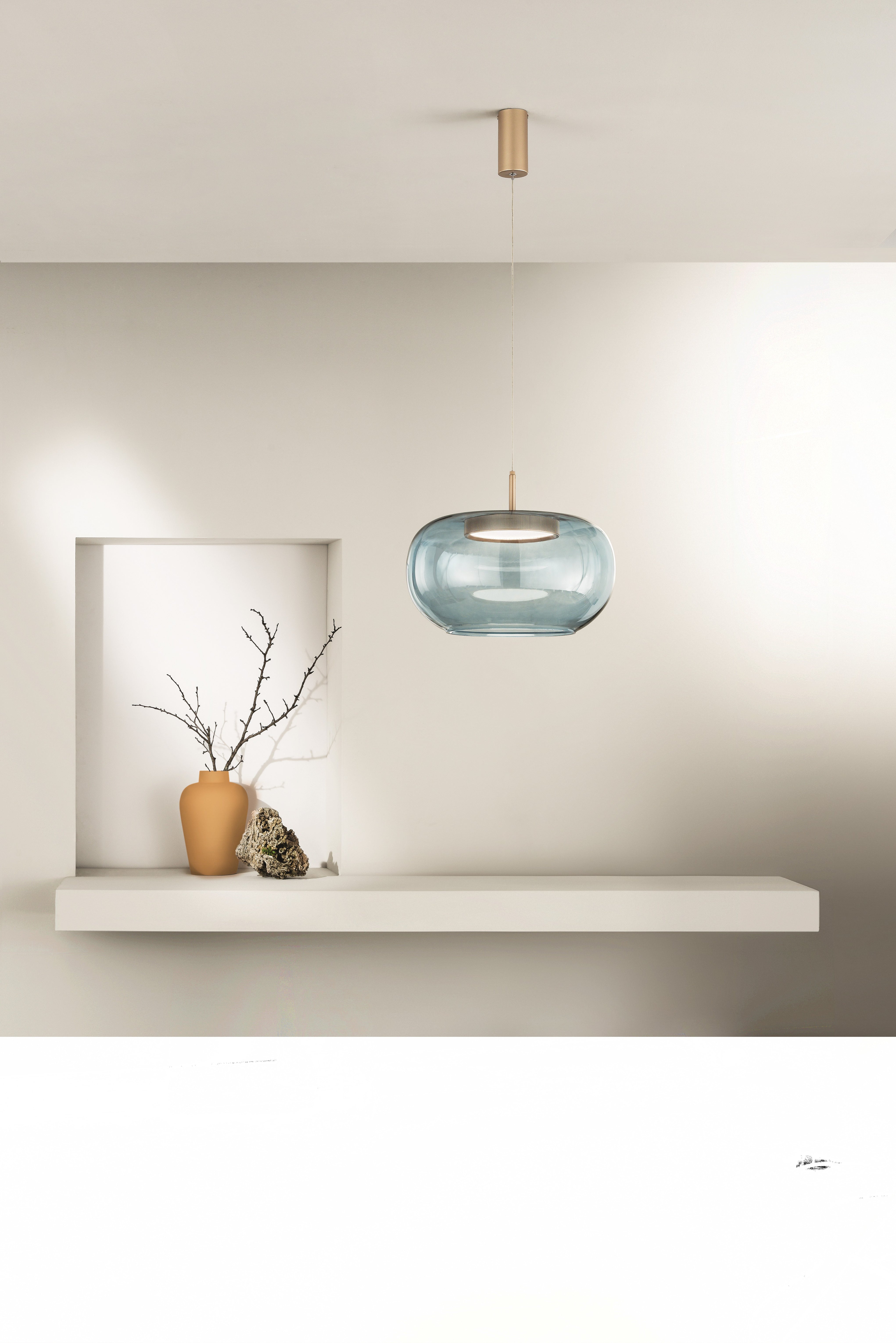 Lampada a sospensione Mareva a 1 luce, colore oro con vetro Gamma ottanio - Lumiavera